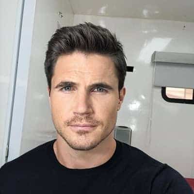 Robbie Amell - Famous Actor