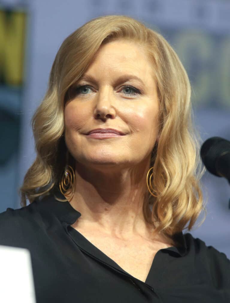 Anna Gunn - Famous Actor