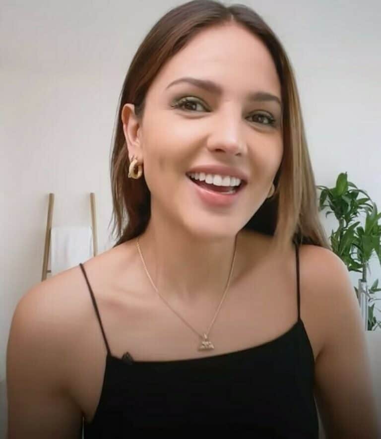 Eiza González - Famous Singer-Songwriter