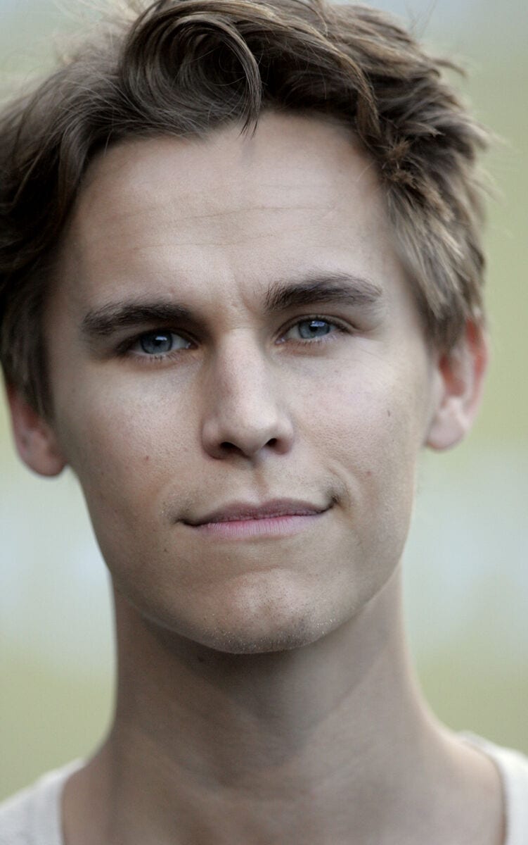 Rhys Wakefield - Famous Actor