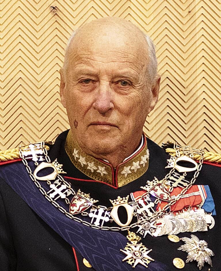 King Harald V of Norway Net Worth, spouse, young children, awards ...