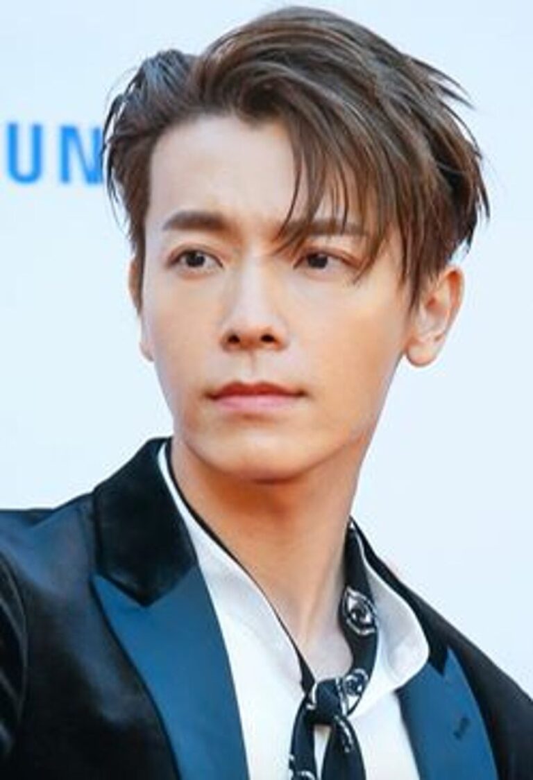Lee Donghae - Famous Singer
